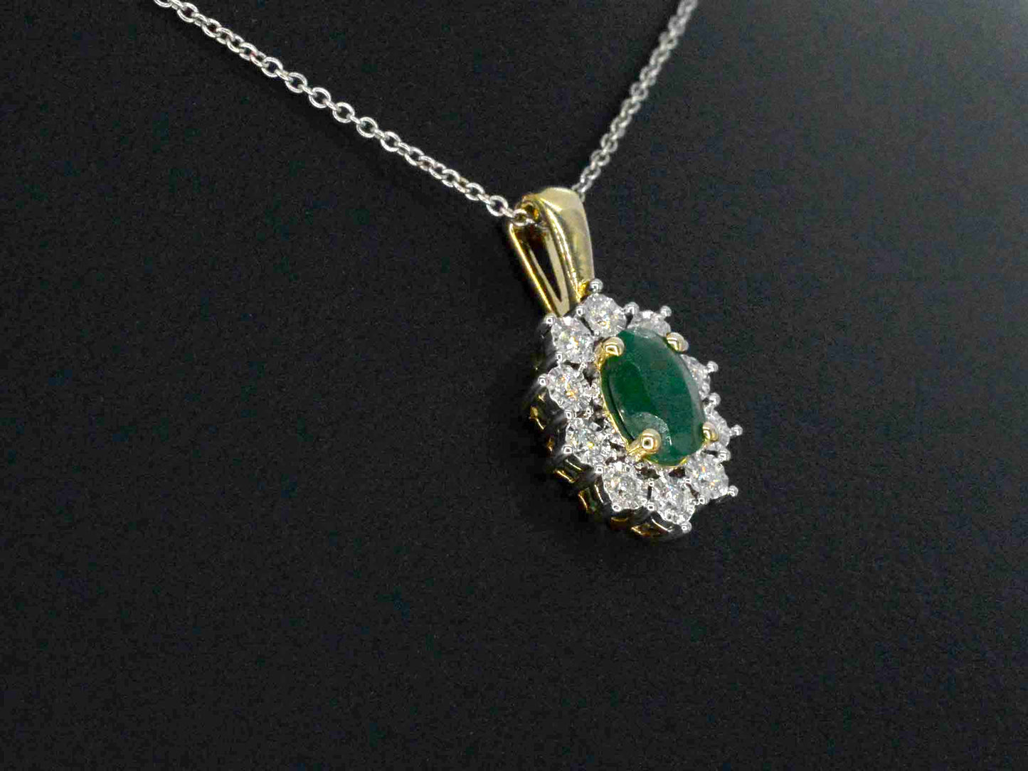 Gouden hanger met een groene ovale smaragd en natuurlijke diamanten