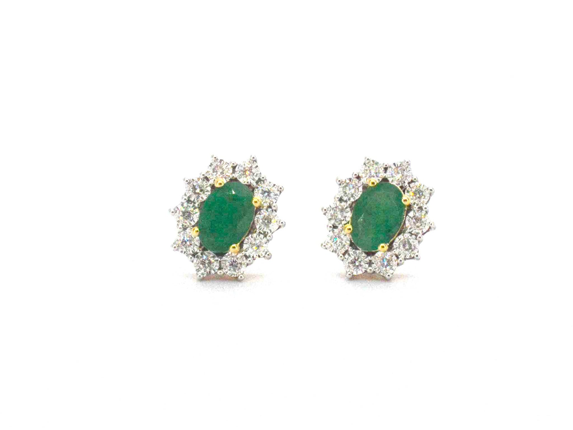 Gouden oorbellen met een groene ovale smaragd en natuurlijke diamanten