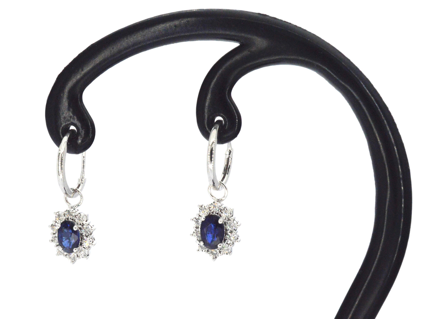 Witgouden oorhangers met natuurlijke diamanten en blauwe saffieren