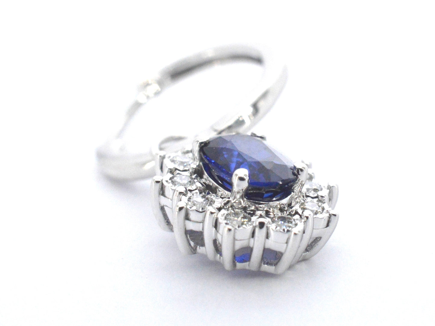 Witgouden oorhangers met natuurlijke diamanten en blauwe saffieren