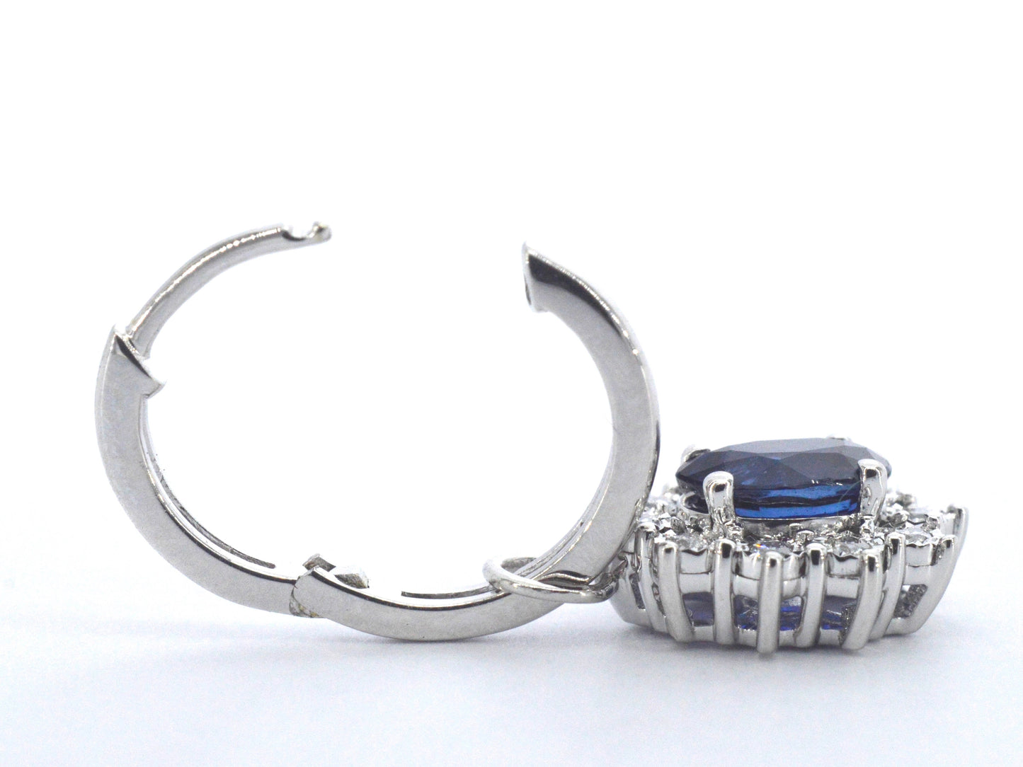 Witgouden oorhangers met natuurlijke diamanten en blauwe saffieren