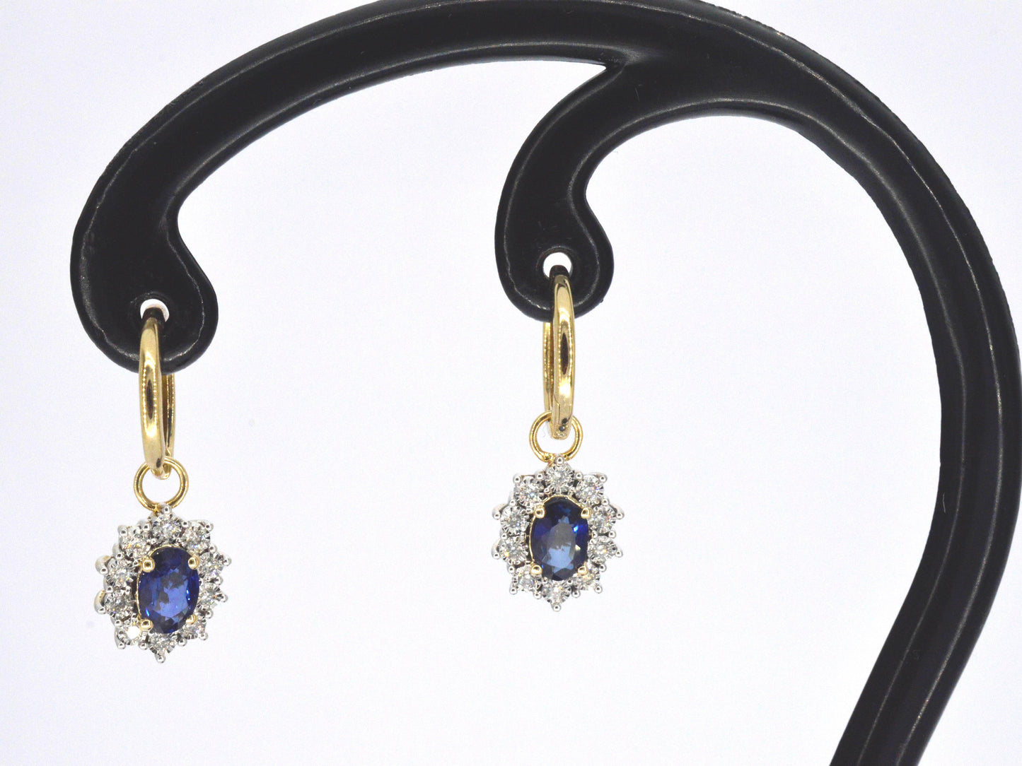 Gouden oorhangers met natuurlijke diamanten en blauwe saffieren