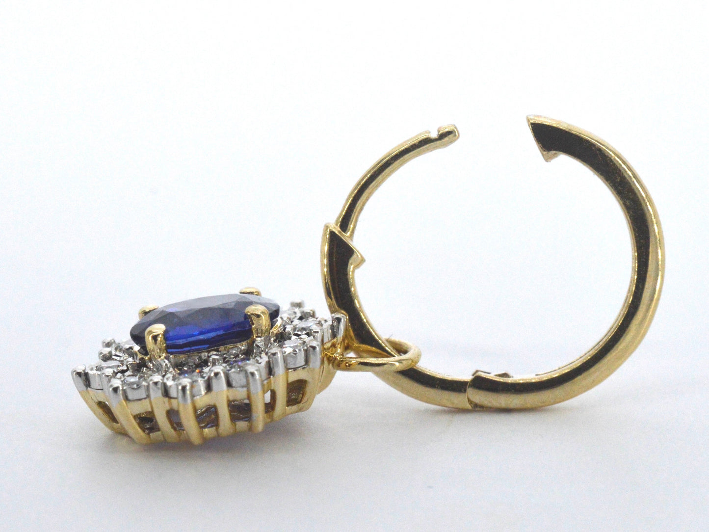 Gouden oorhangers met natuurlijke diamanten en blauwe saffieren