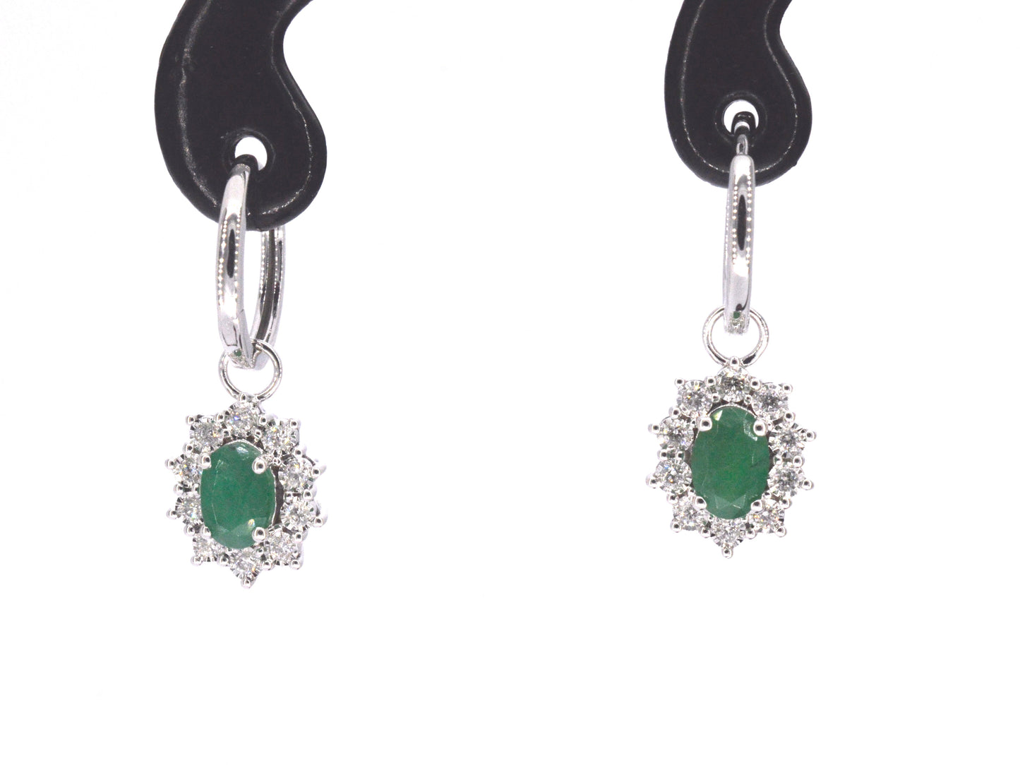Witgouden oorhangers met natuurlijke diamanten en smaragden