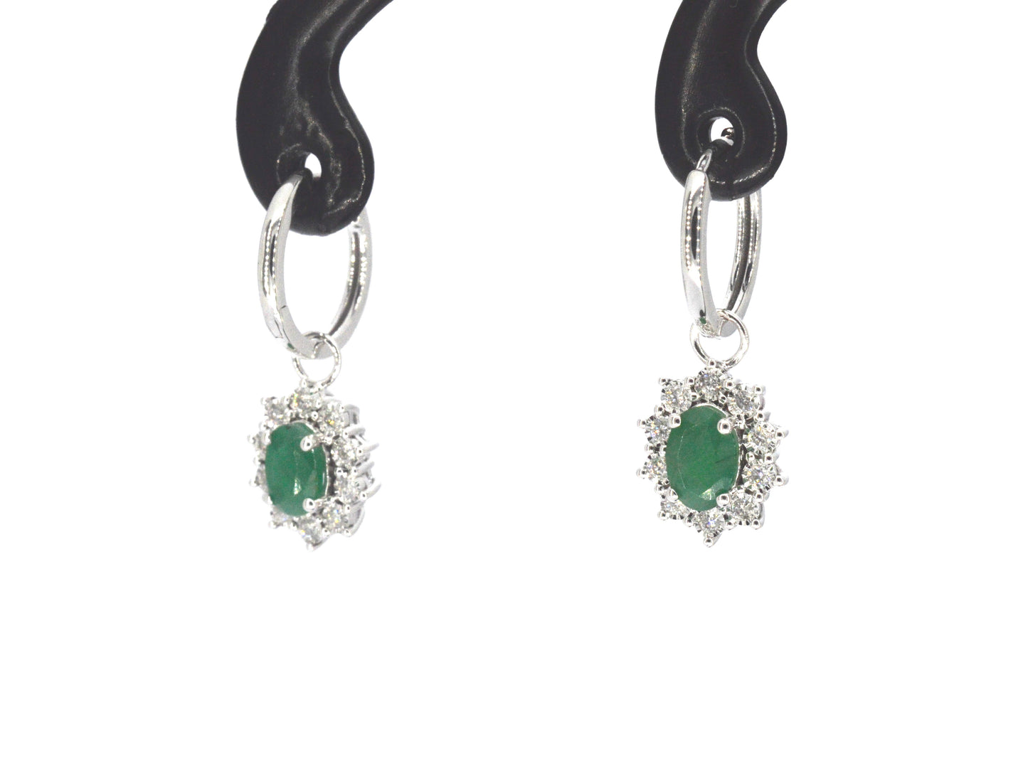 Witgouden oorhangers met natuurlijke diamanten en smaragden