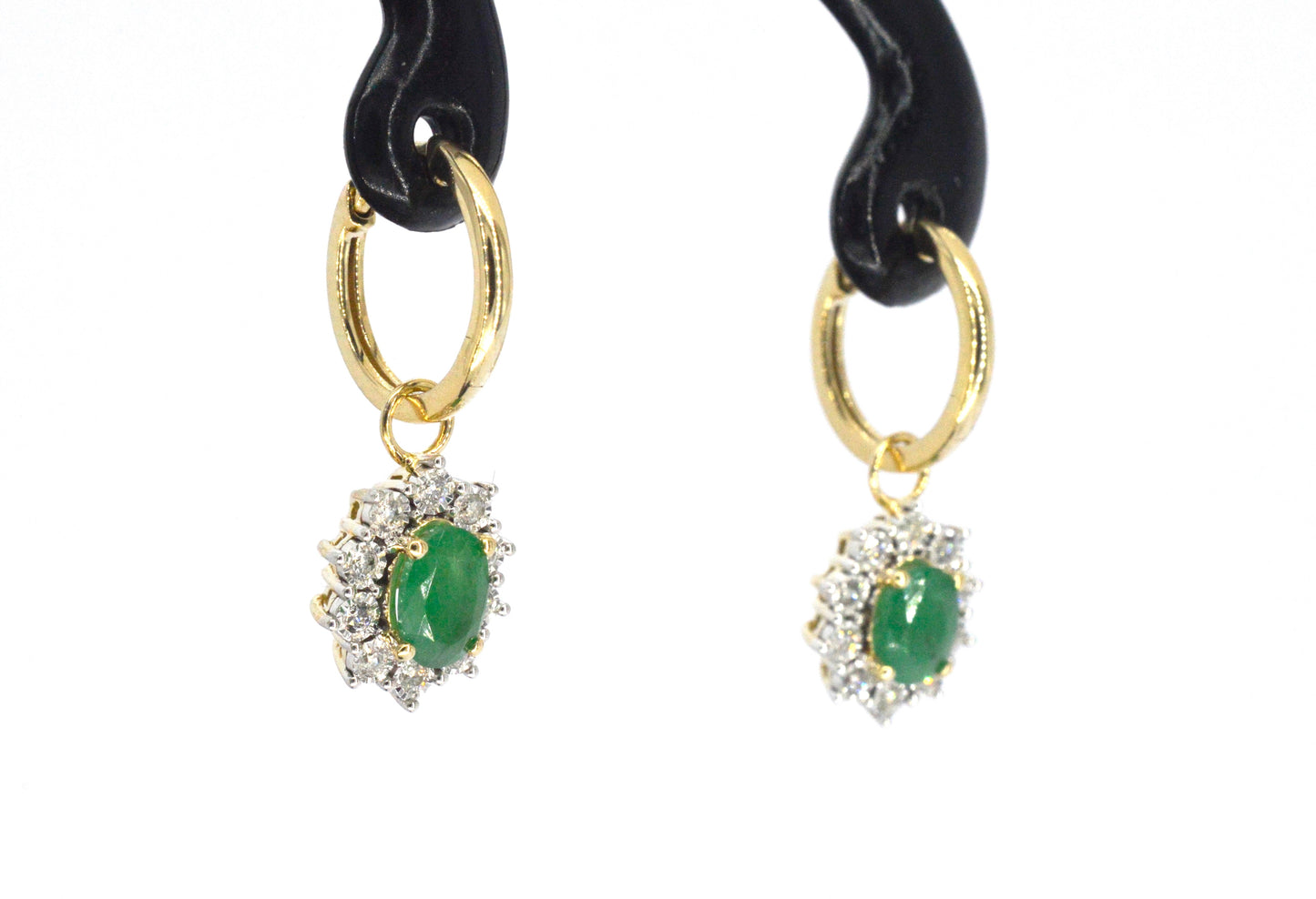 Gouden oorhangers met natuurlijke diamanten en smaragden
