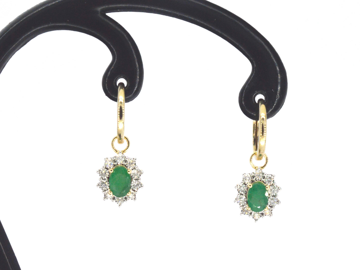 Gouden oorhangers met natuurlijke diamanten en smaragden