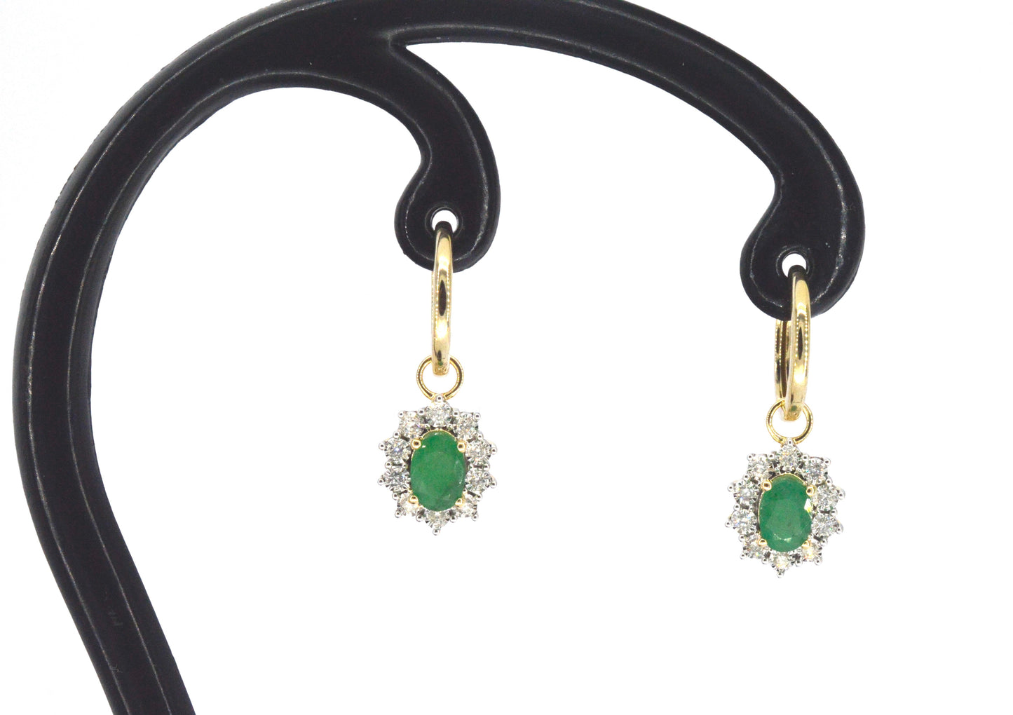 Gouden oorhangers met natuurlijke diamanten en smaragden