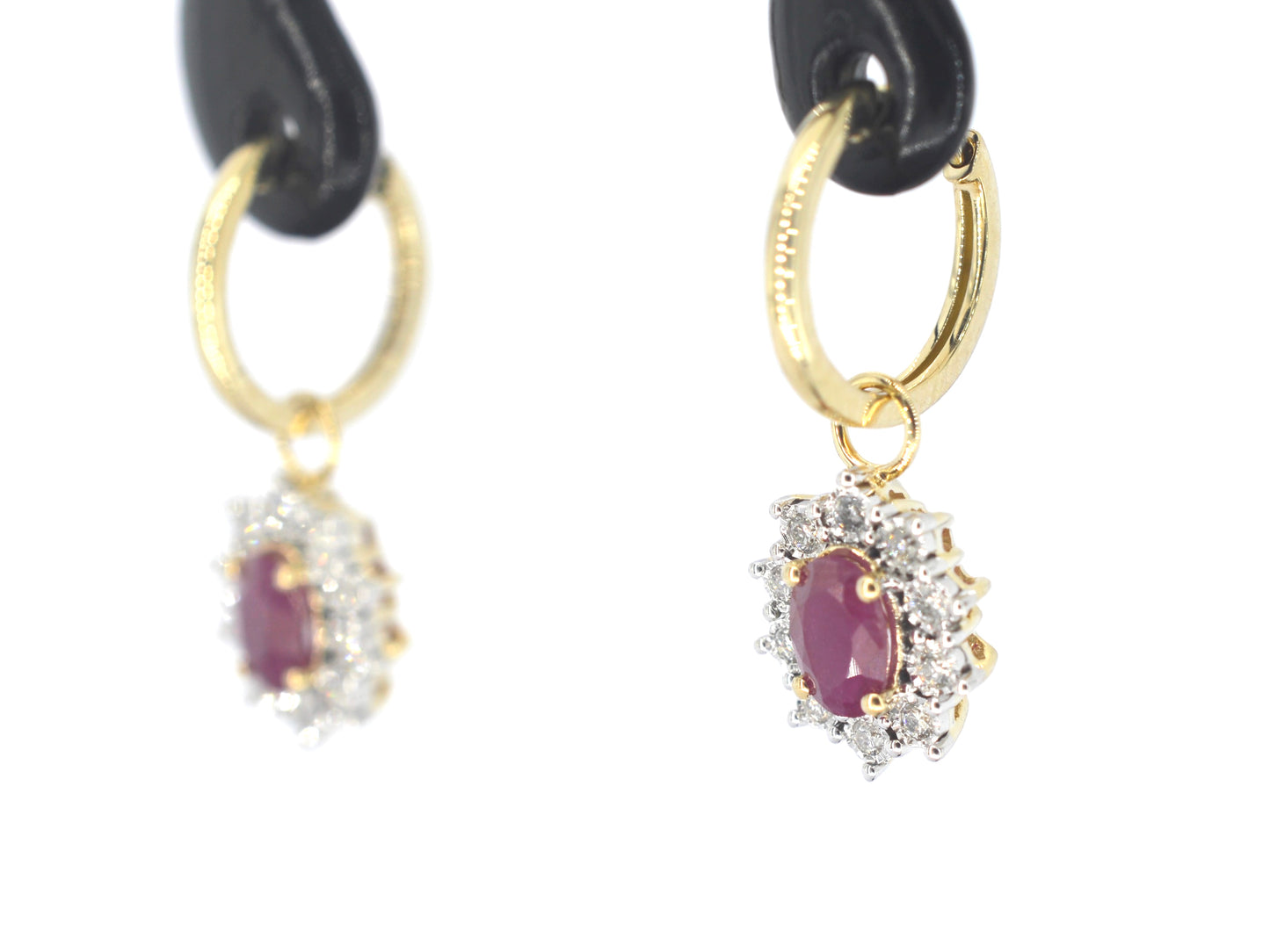 Gouden oorhangers met natuurlijke diamanten en robijnen