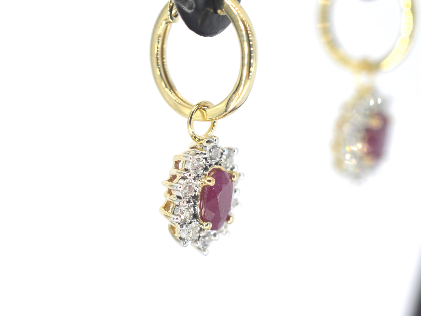 Gouden oorhangers met natuurlijke diamanten en robijnen