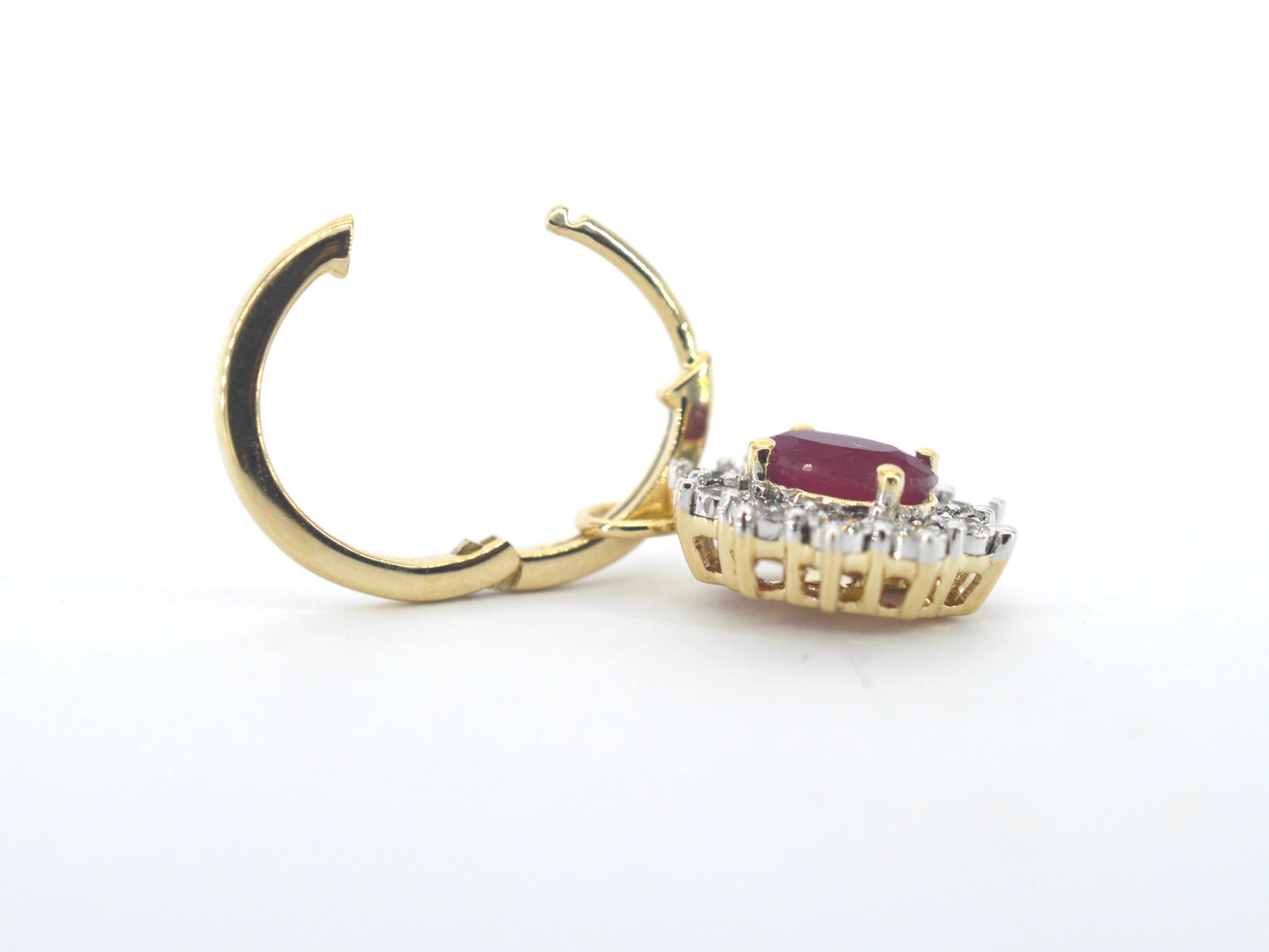 Gouden oorhangers met natuurlijke diamanten en robijnen