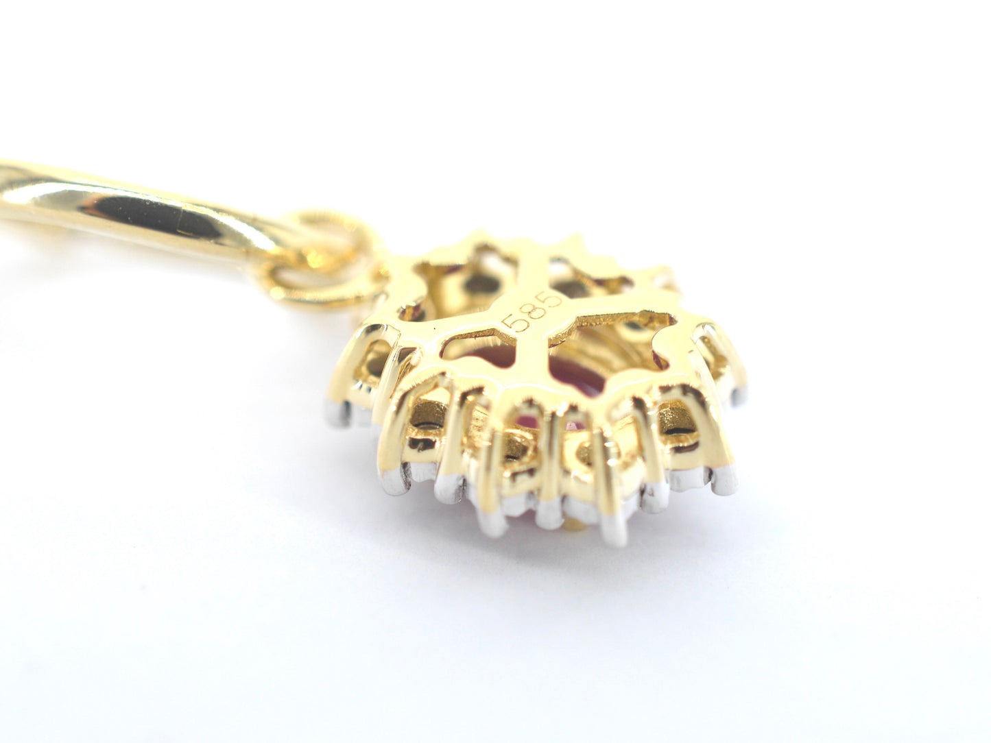 Gouden oorhangers met natuurlijke diamanten en robijnen