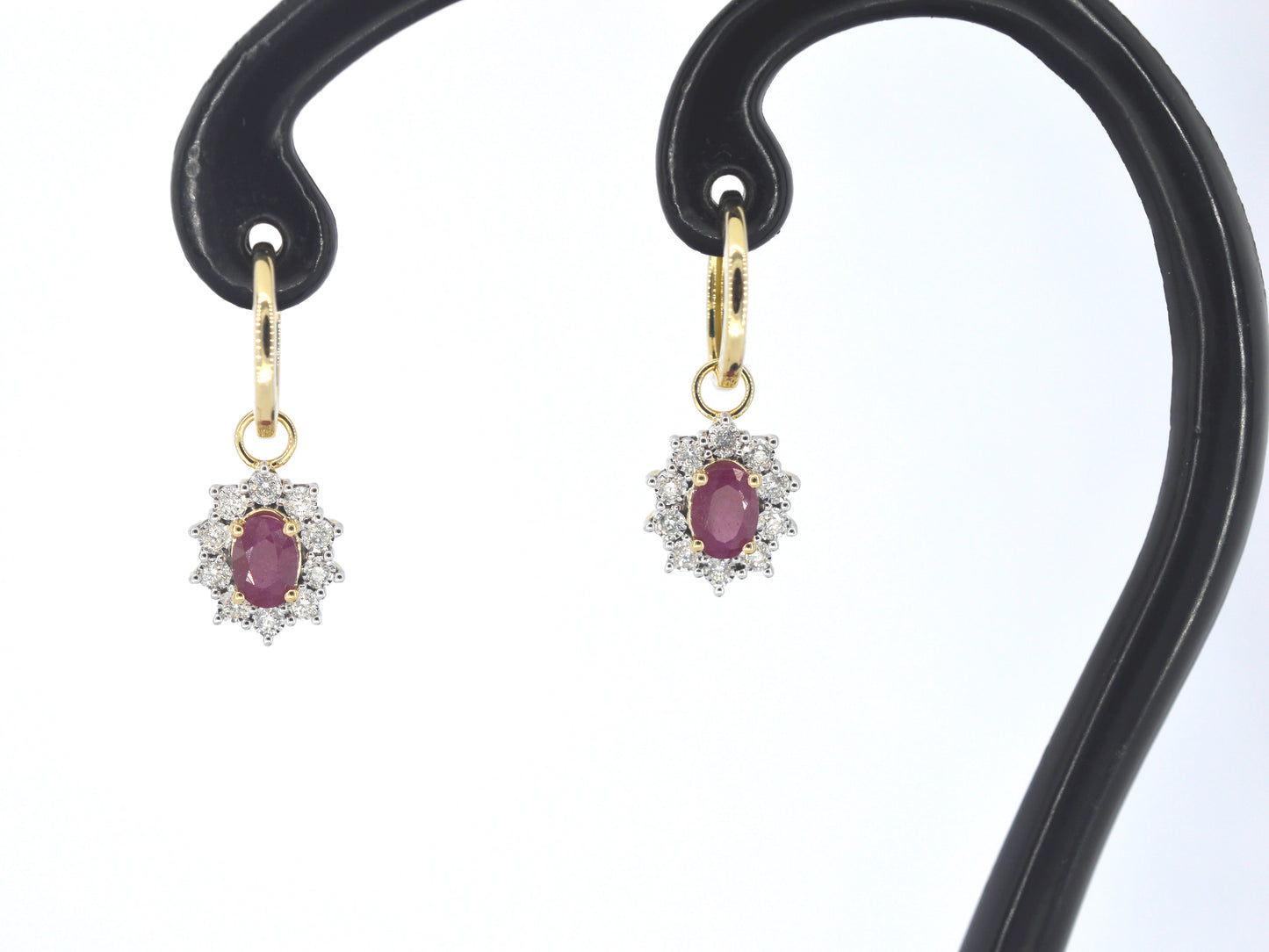 Gouden oorhangers met natuurlijke diamanten en robijnen