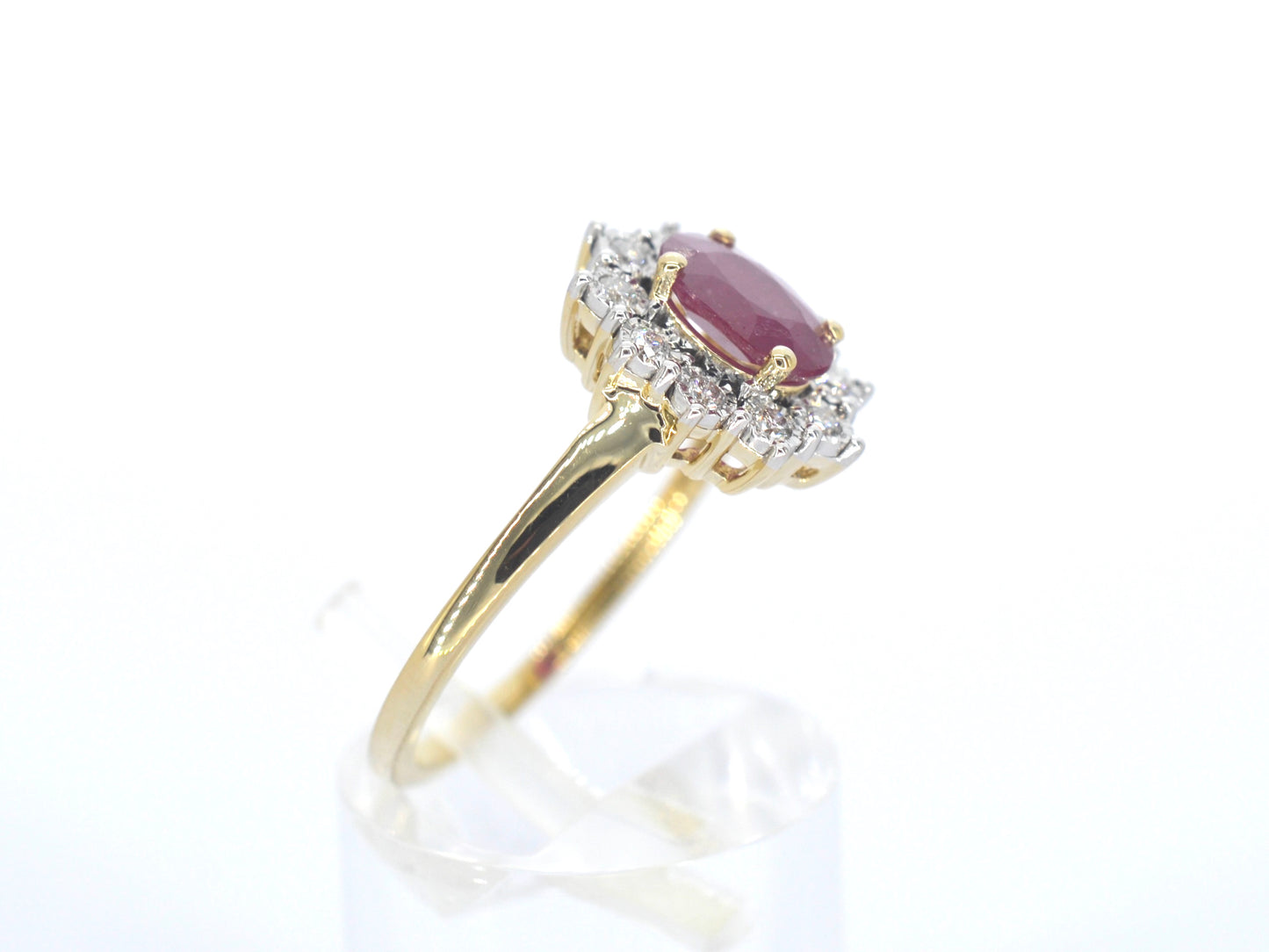 Gold entourage ring with ruby ​​and diamonds