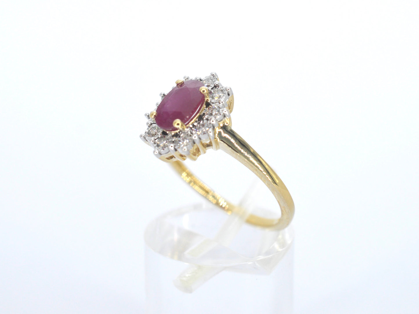 Gold entourage ring with ruby ​​and diamonds