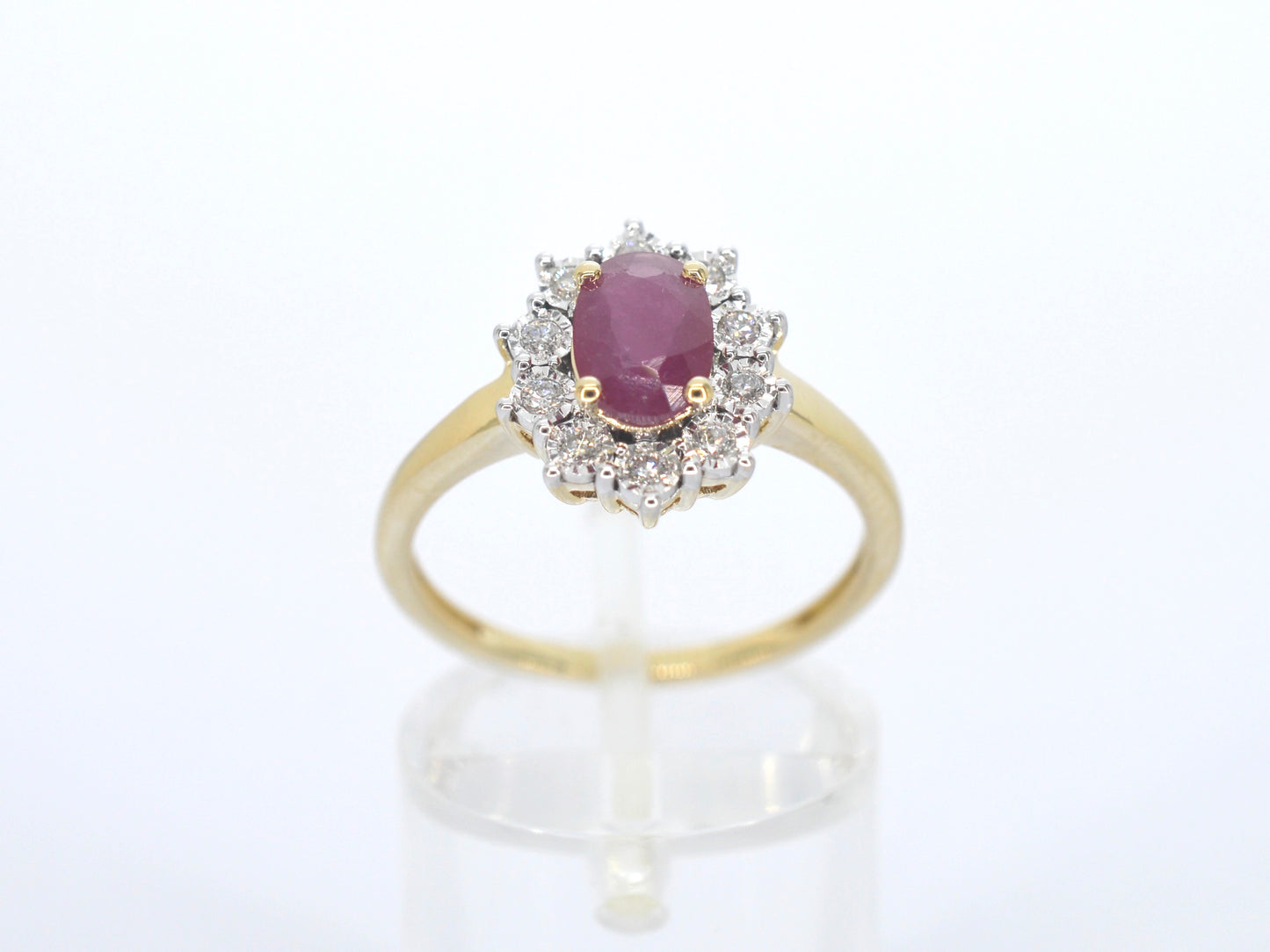 Gold entourage ring with ruby ​​and diamonds