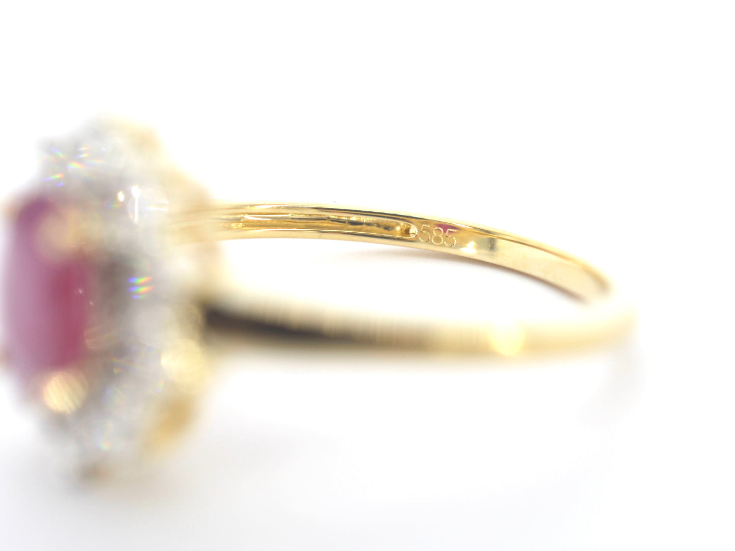 Gold entourage ring with ruby ​​and diamonds