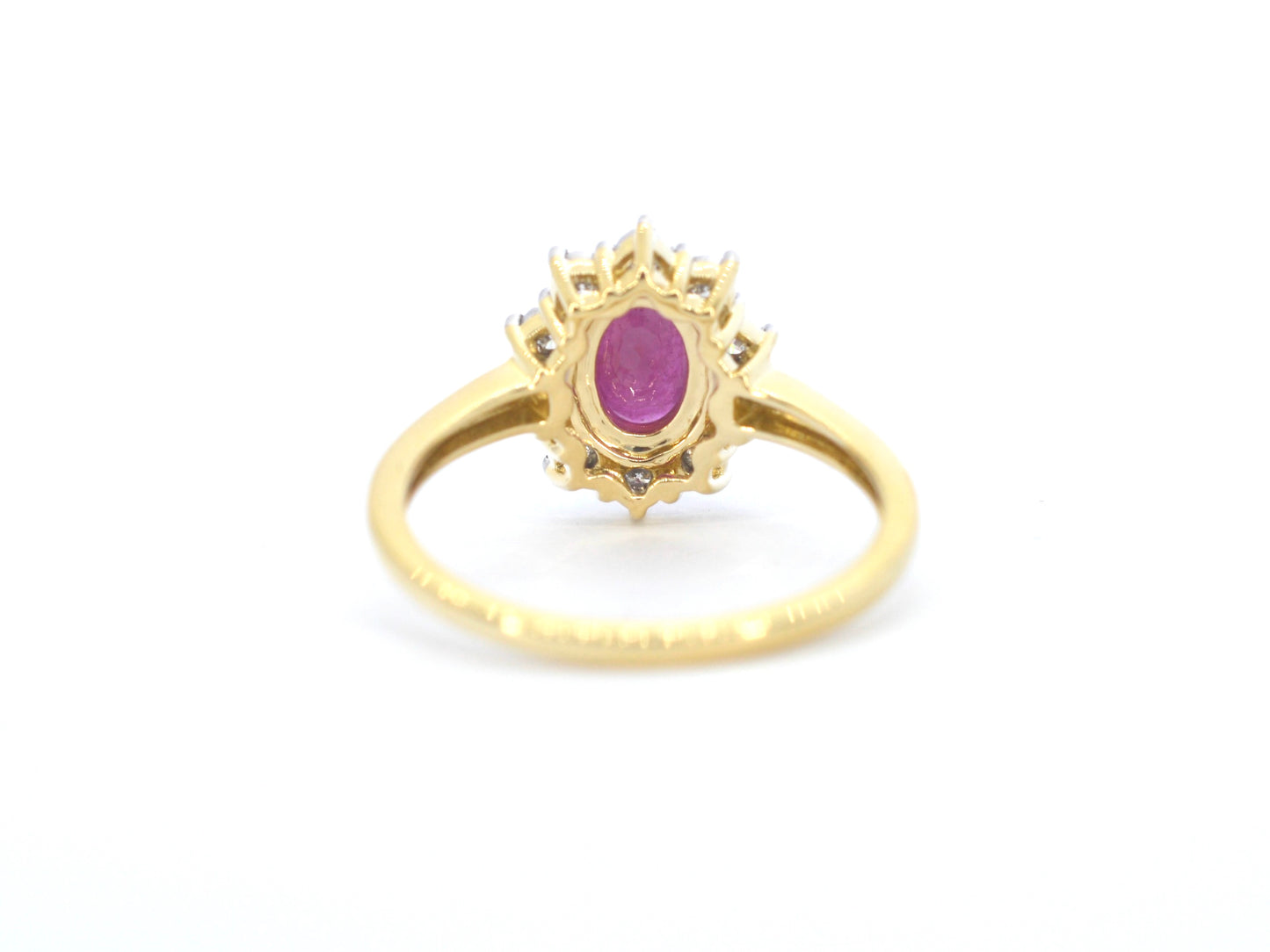 Gold entourage ring with ruby ​​and diamonds