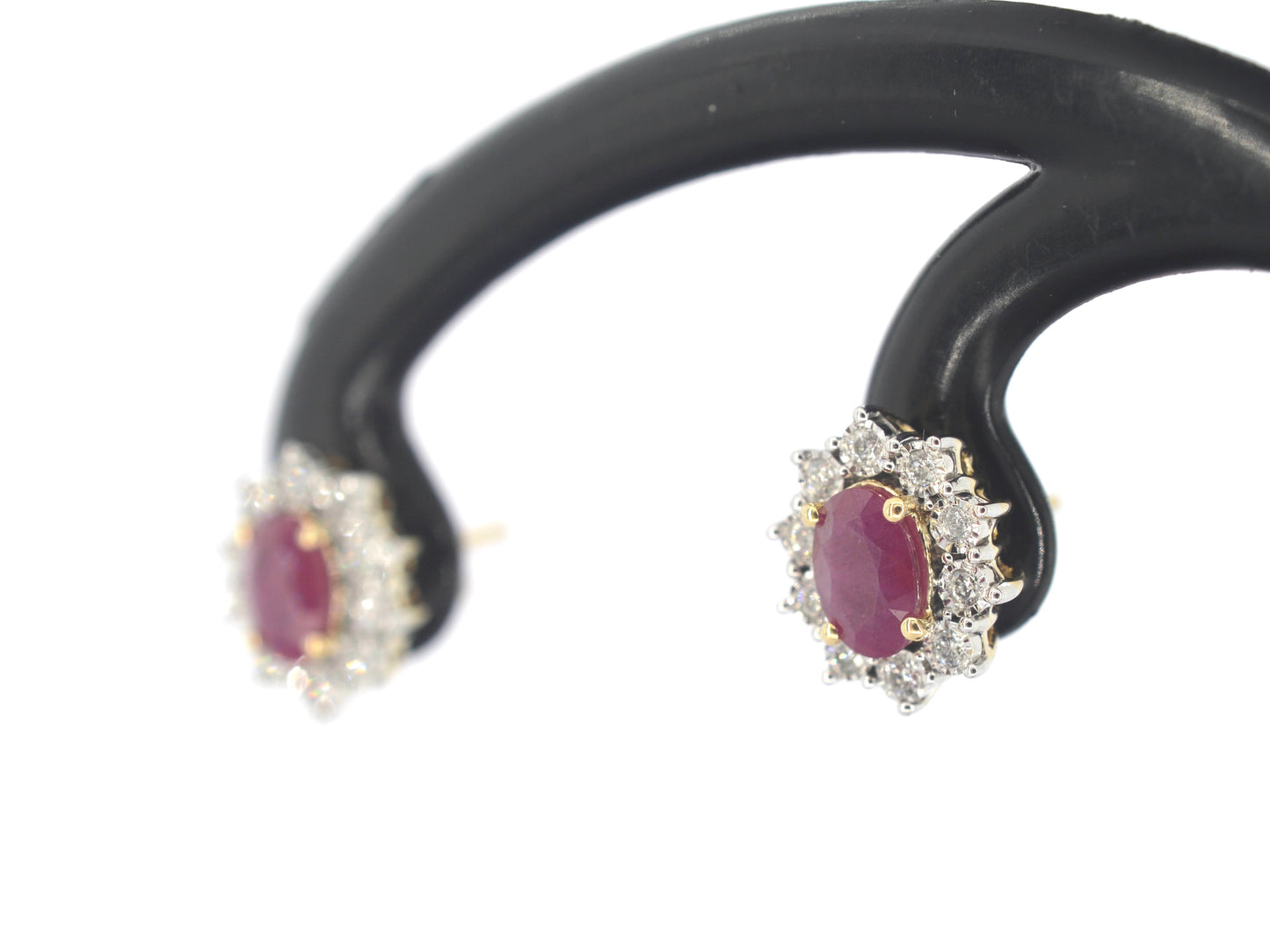 Gouden oorbellen met natuurlijke diamanten en robijn