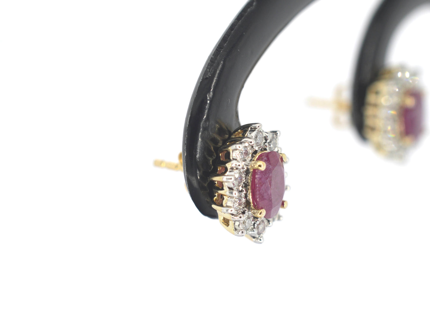 Gouden oorbellen met natuurlijke diamanten en robijn