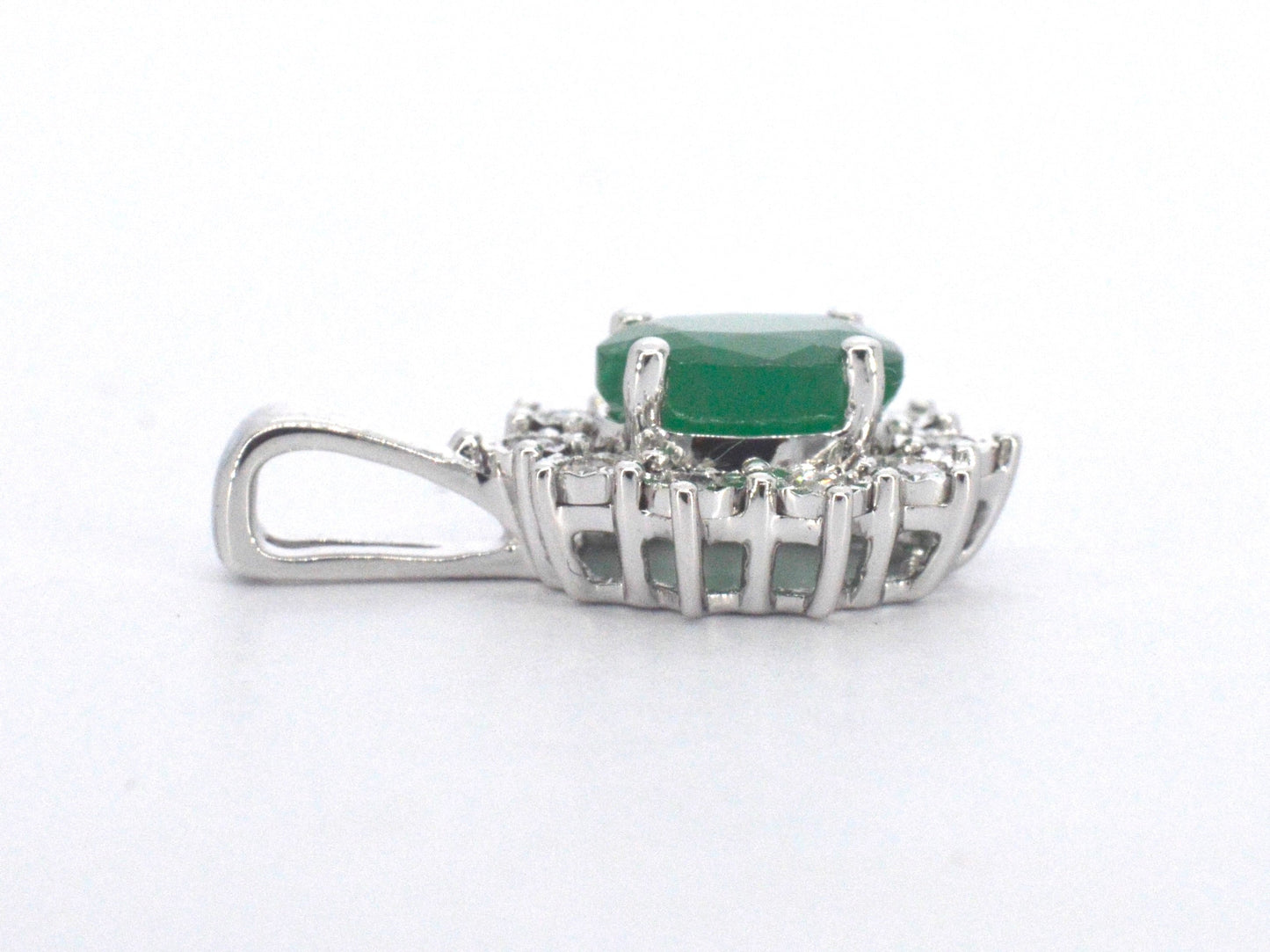 Witgouden hanger met natuurlijke diamanten en smaragd