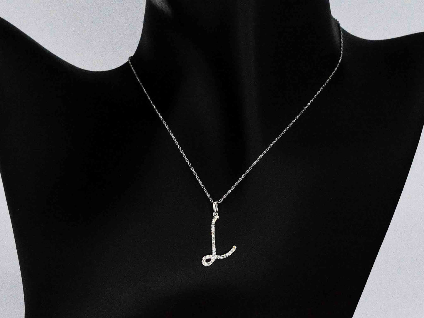 Hanger met echte natuurlijke diamanten in de letter L