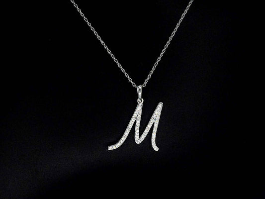 Hanger met echte natuurlijke diamanten in de letter M