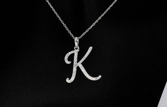 Hanger met echte natuurlijke diamanten in de letter K