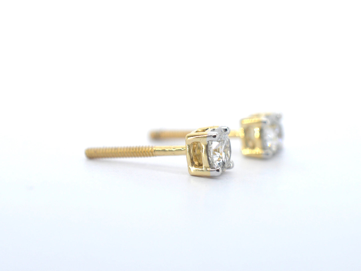 Gouden oorbellen met diamant