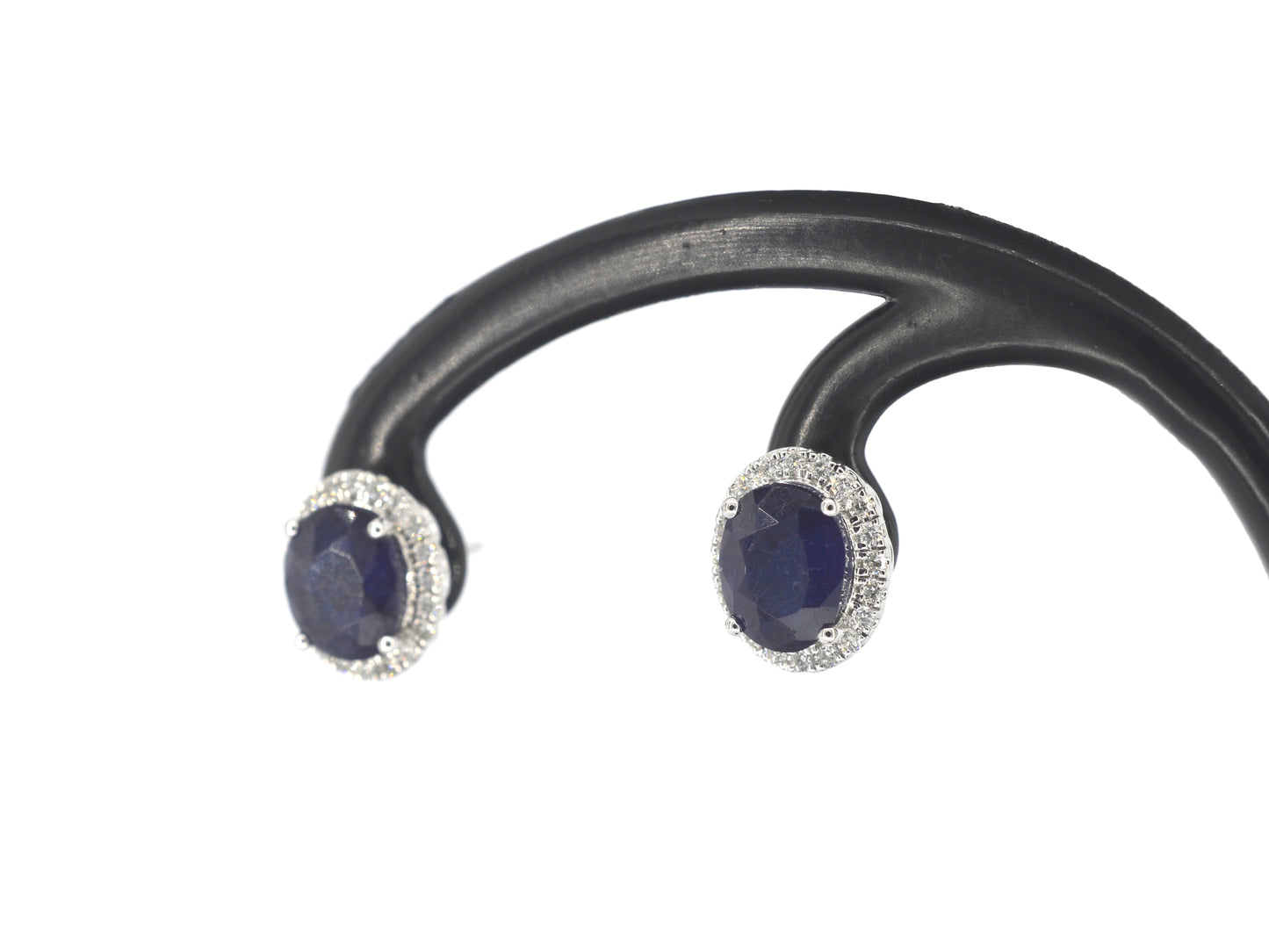 Witgouden entourage oorbellen met diamanten en saffier