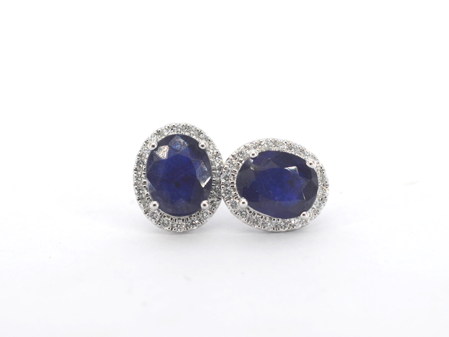Witgouden entourage oorbellen met diamanten en saffier