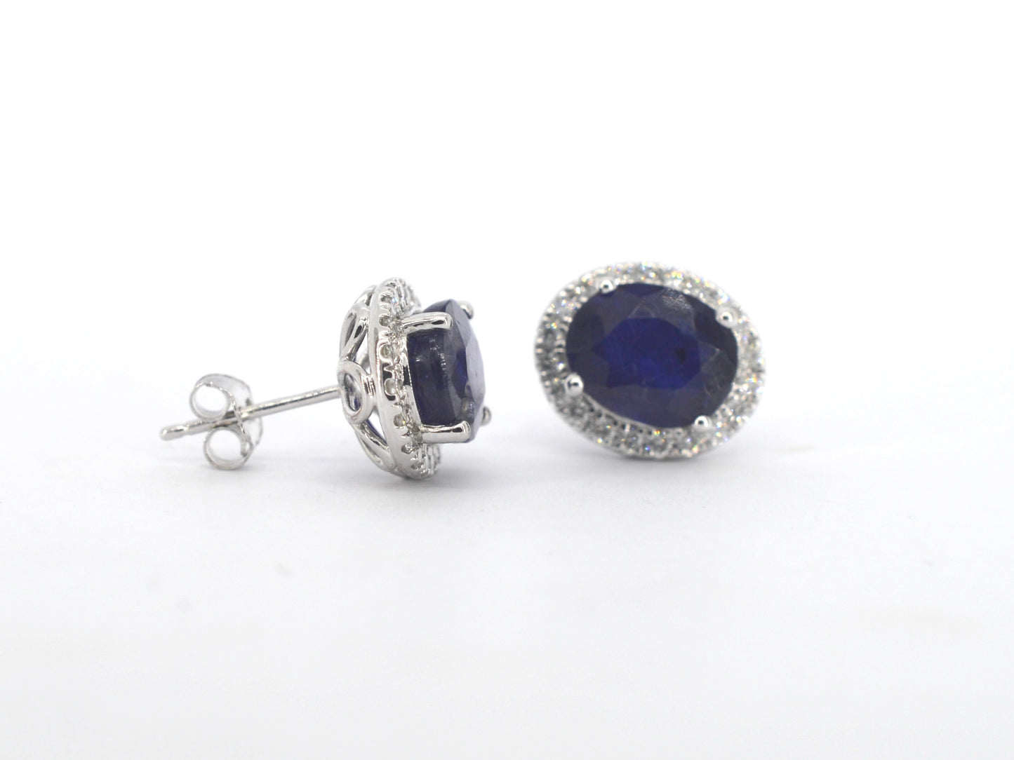 Witgouden entourage oorbellen met diamanten en saffier
