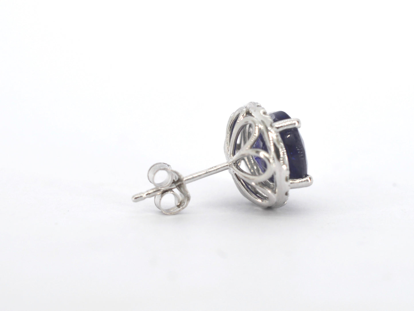 Witgouden entourage oorbellen met diamanten en saffier