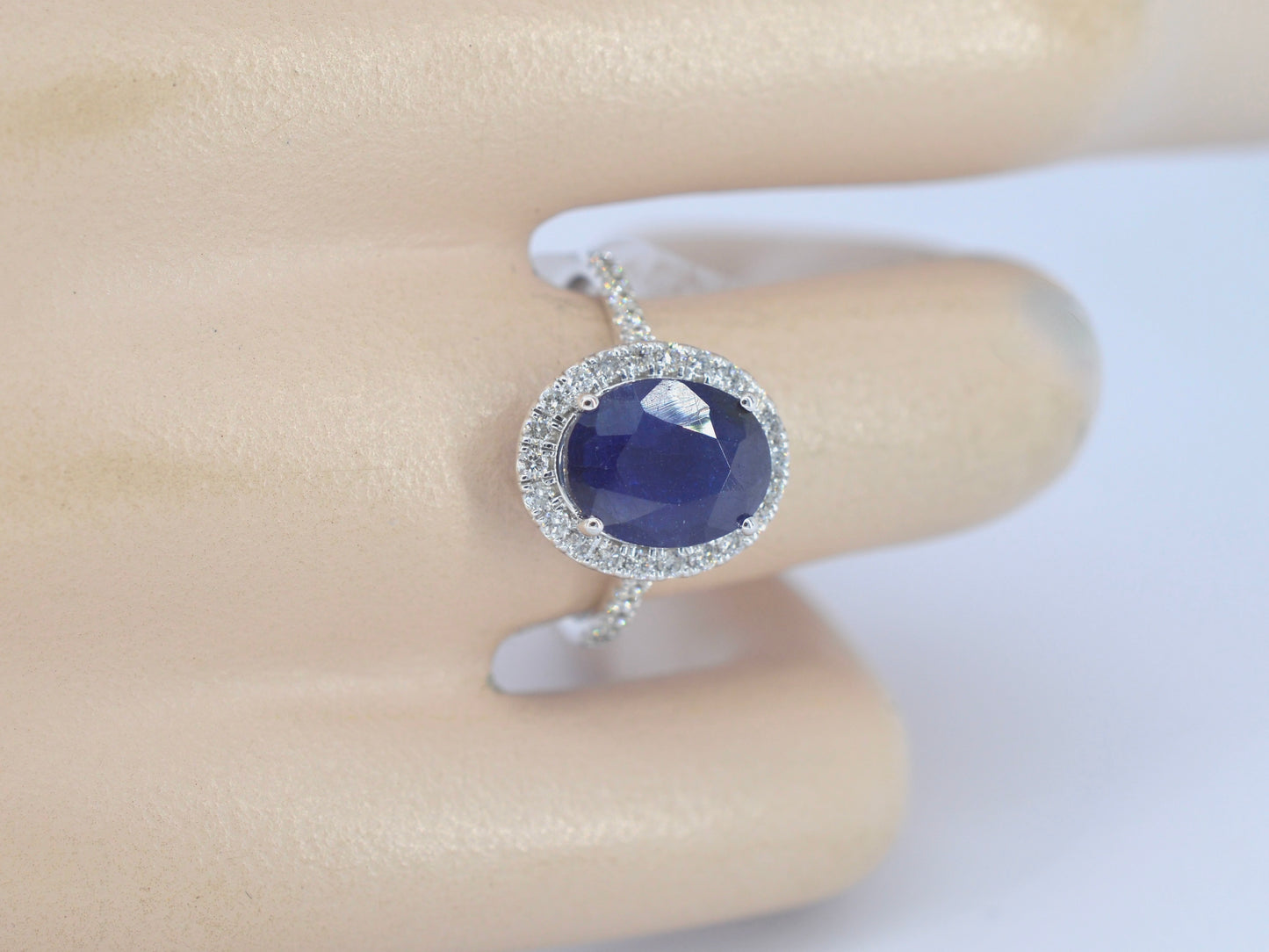 Witgouden entourage ring met diamanten en saffier