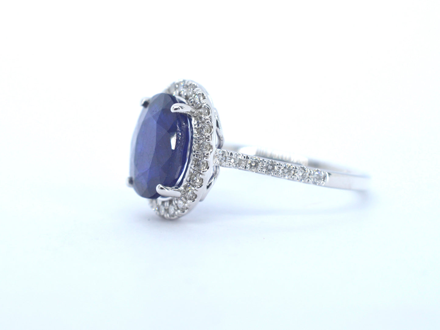 Witgouden entourage ring met diamanten en saffier