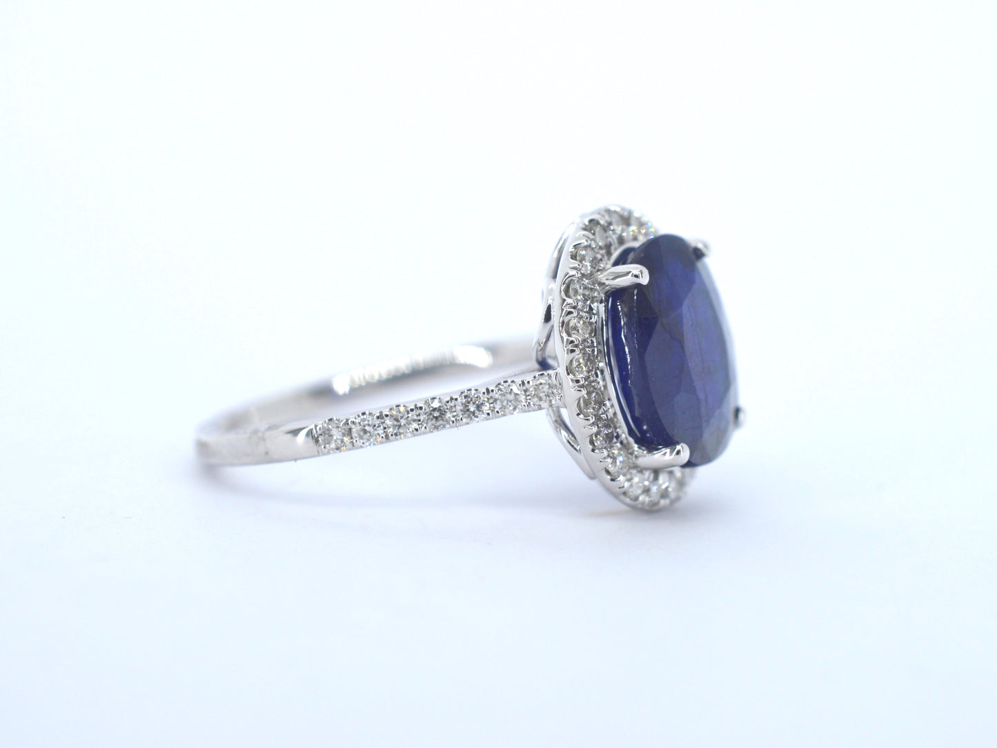 Witgouden entourage ring met diamanten en saffier