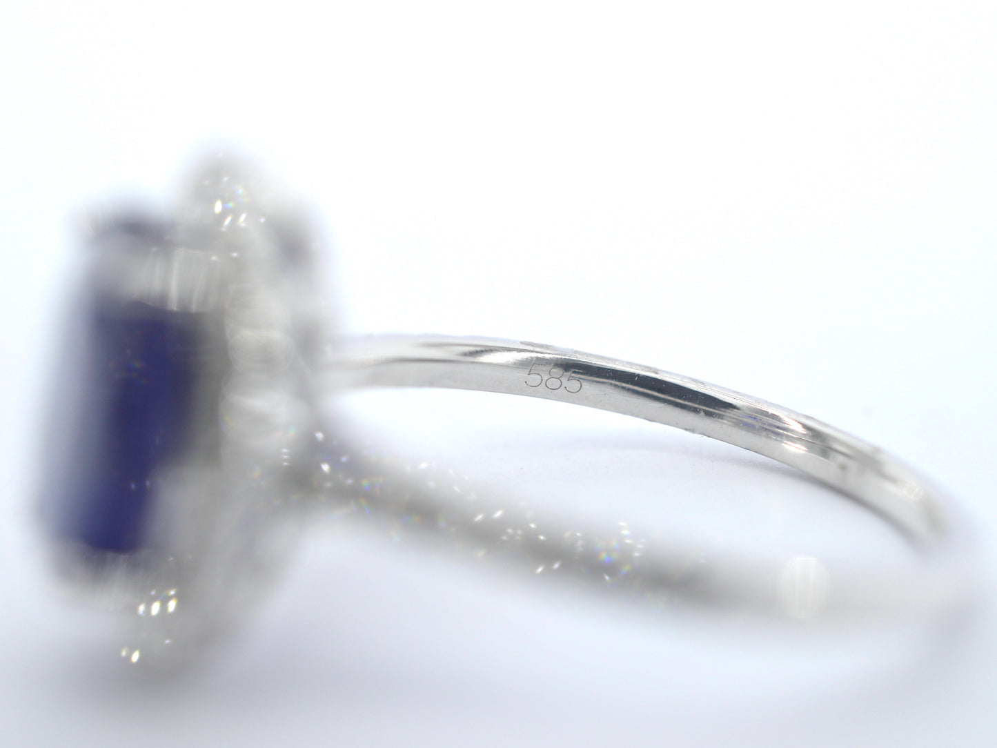 Witgouden entourage ring met diamanten en saffier