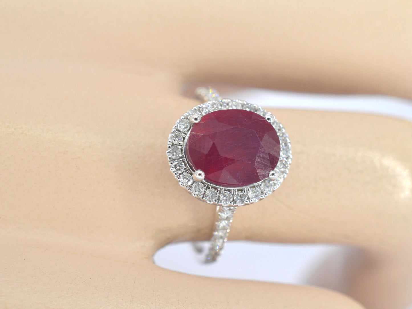 Witgouden entourage ring met diamanten en robijn