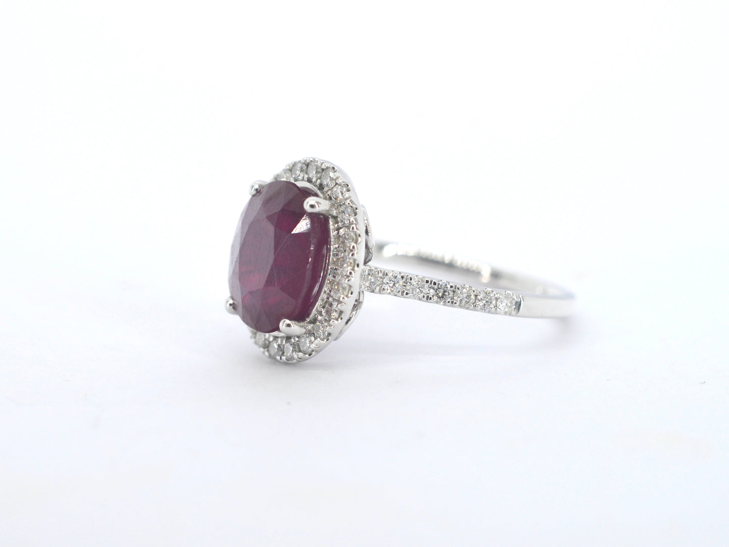 Witgouden entourage ring met diamanten en robijn