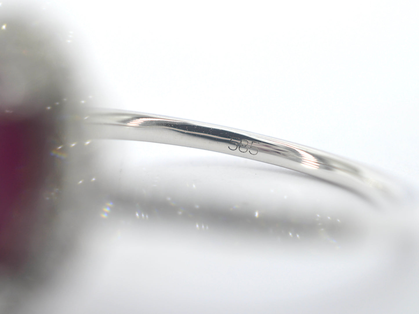 Witgouden entourage ring met diamanten en robijn