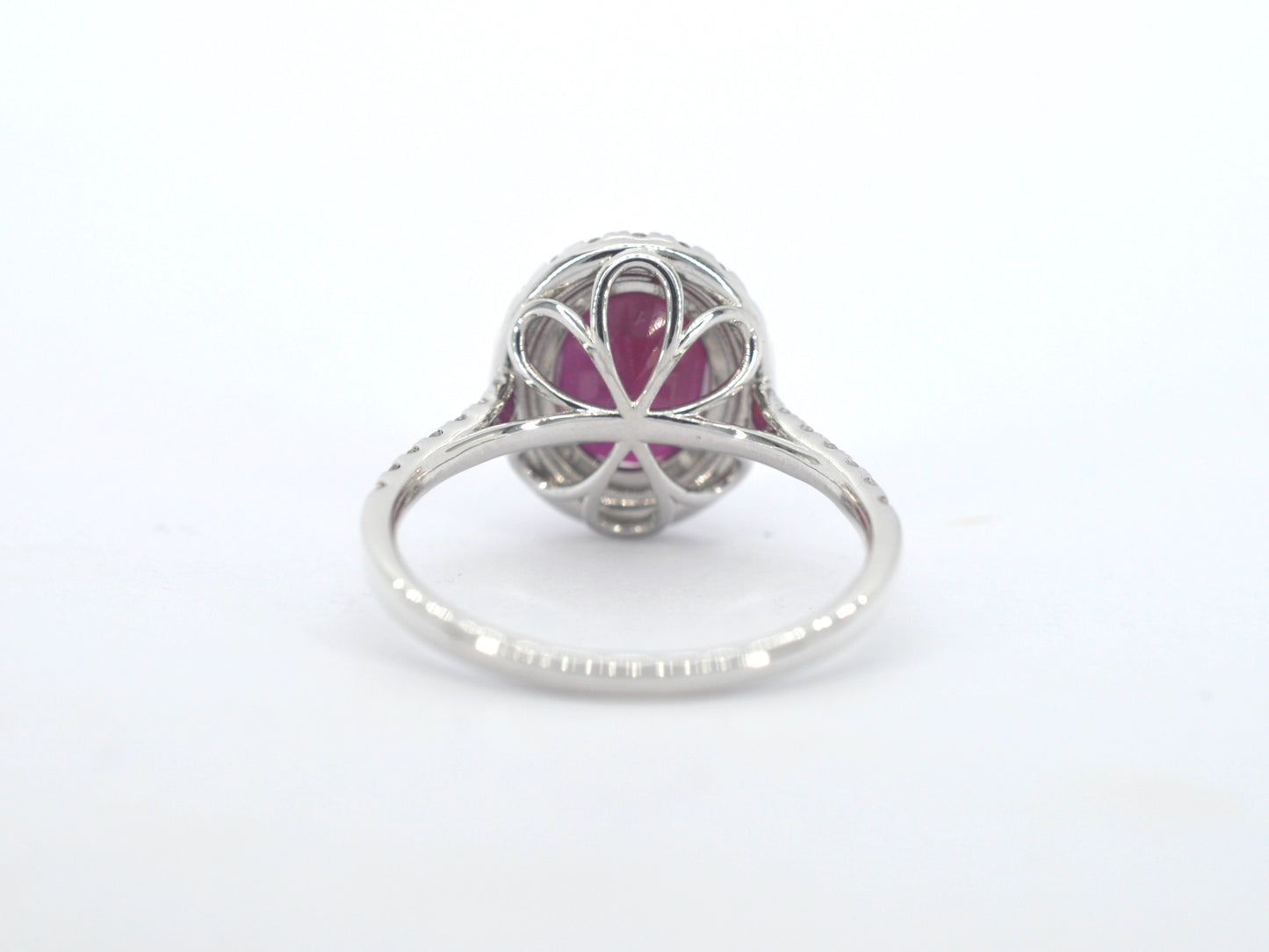 Witgouden entourage ring met diamanten en robijn