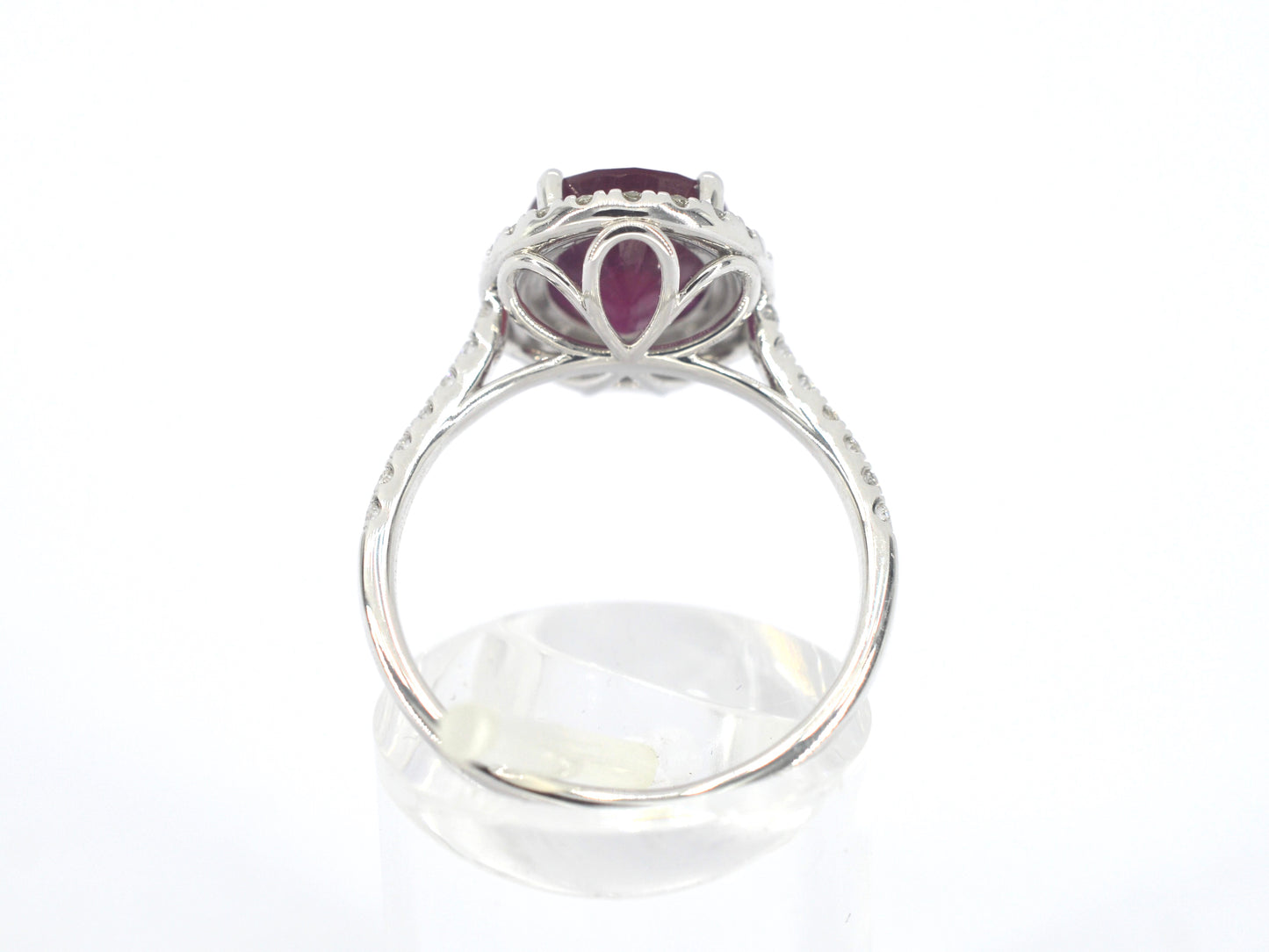 Witgouden entourage ring met diamanten en robijn