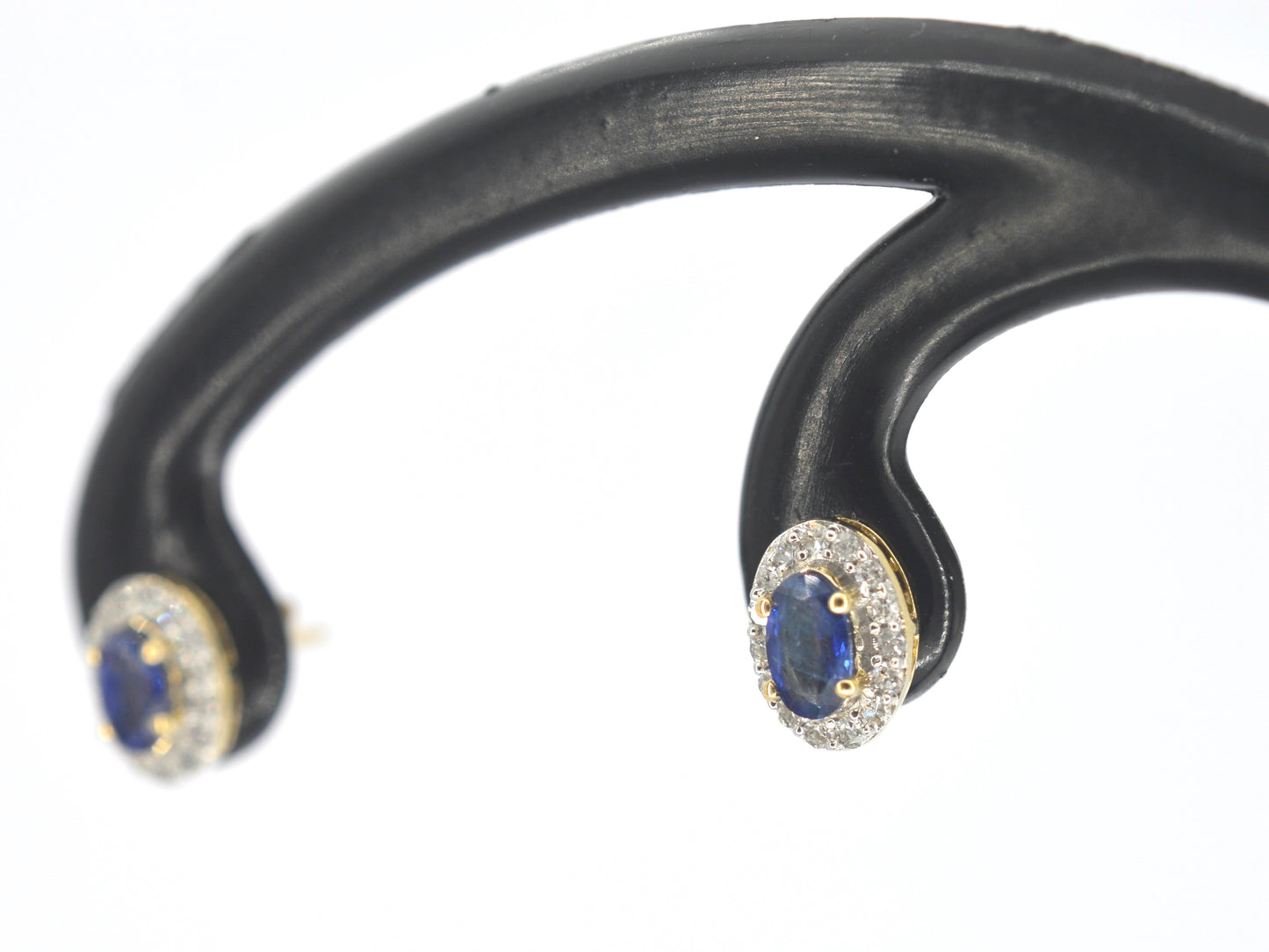 Gouden oorbellen met diamanten en saffier