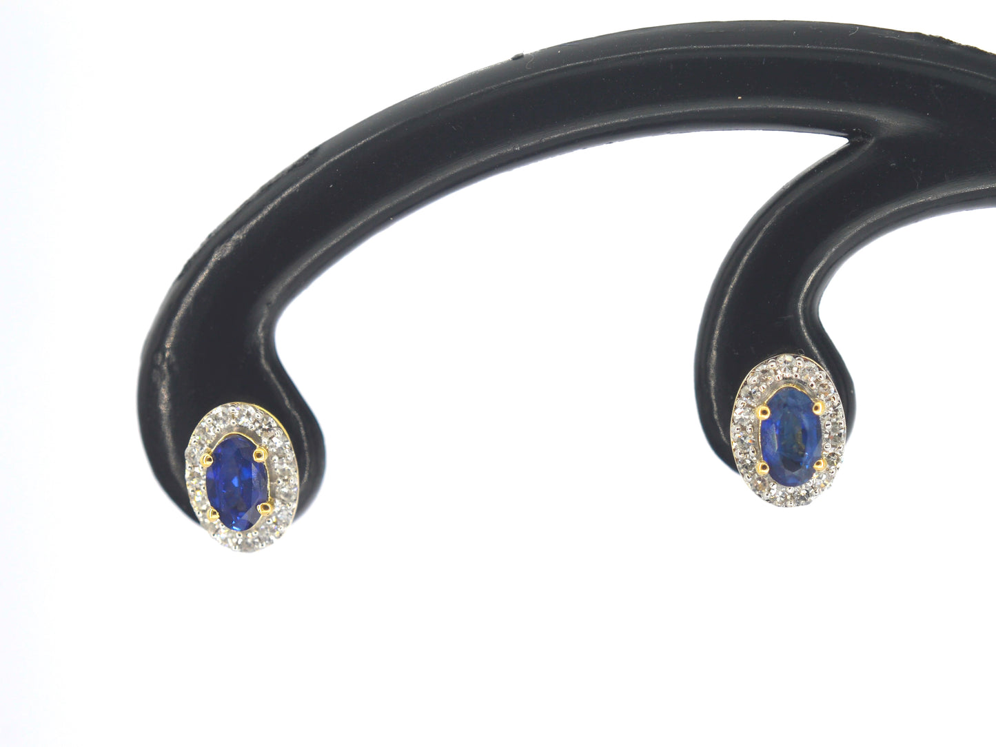 Gouden oorbellen met diamanten en saffier