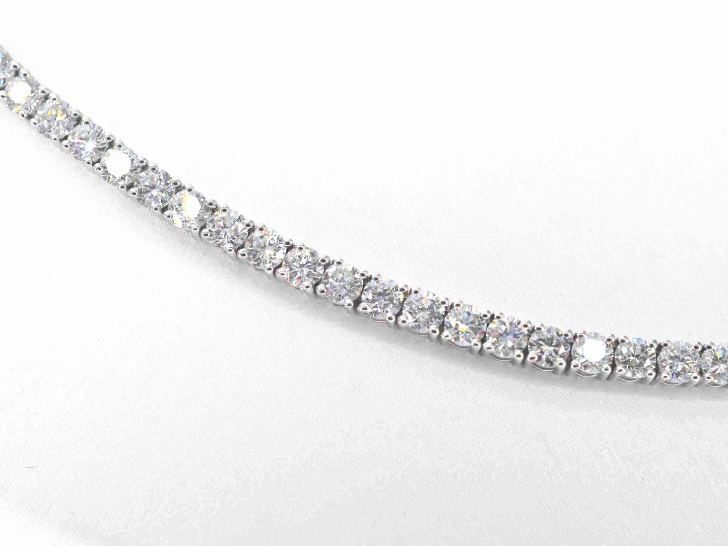 Witgouden tenniscollier met briljant geslepen diamanten van 16.00 carat