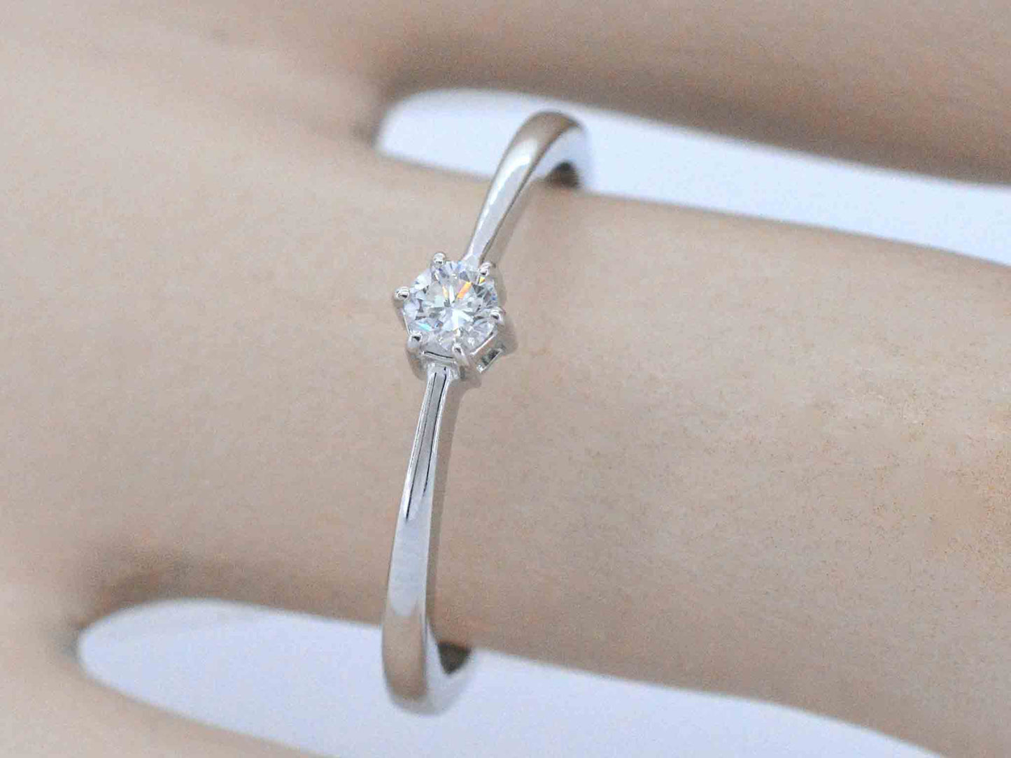 Witgouden ring solitaire met een briljant geslepen diamant