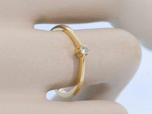 Gouden ring solitaire met een briljant geslepen diamant