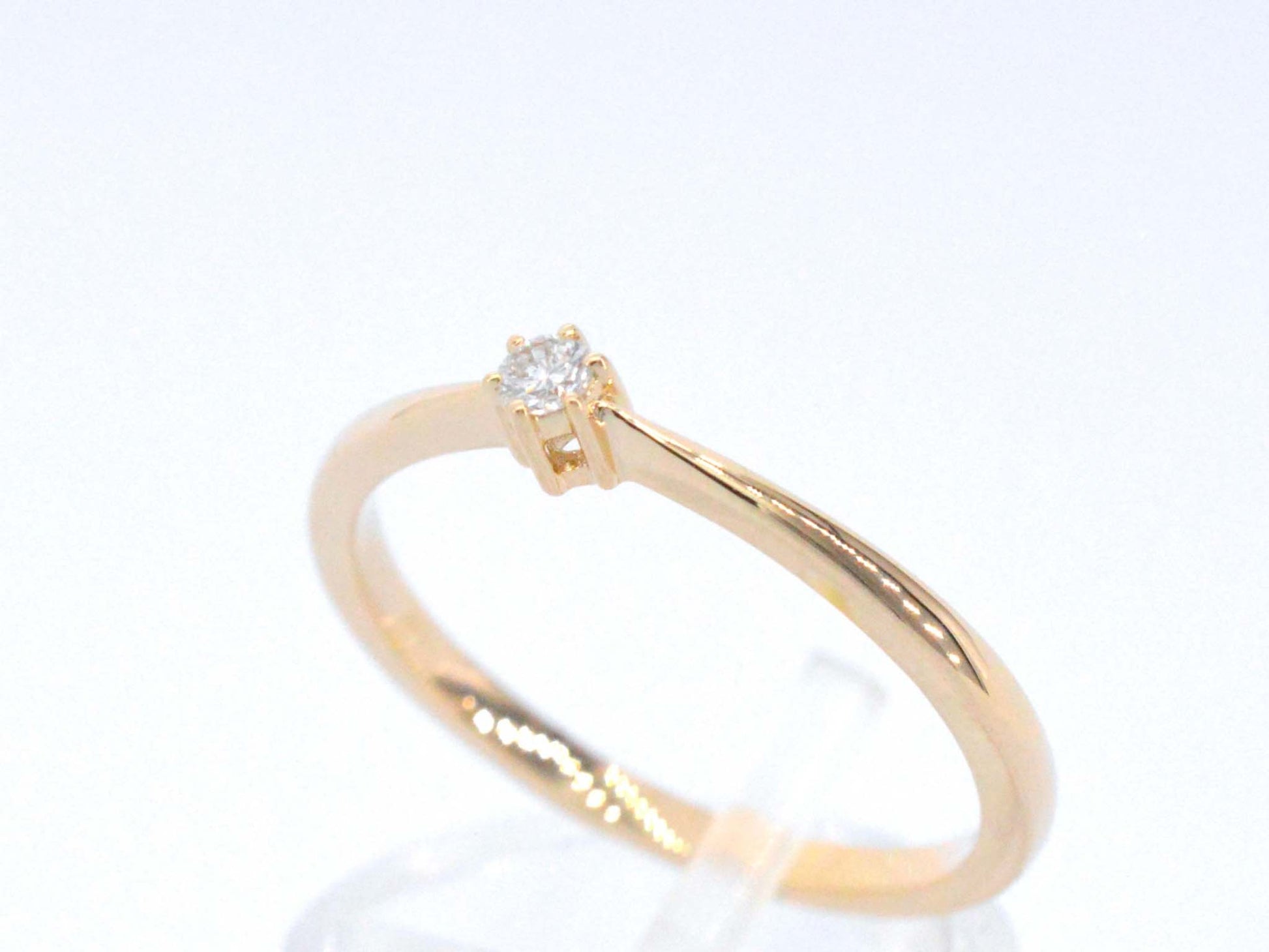 Gouden ring solitaire met een briljant geslepen diamant 2504-1