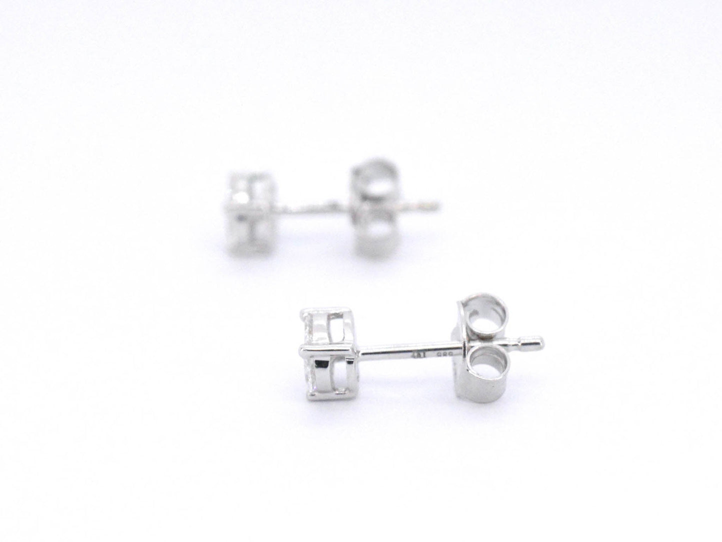 Witgouden oorbellen met diamant 2509-3