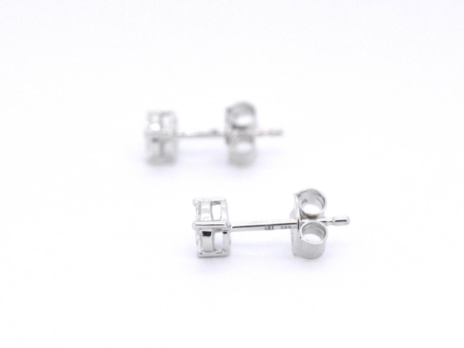 Witgouden oorbellen met diamant 2509-3